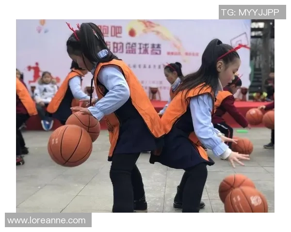 孩子们在阳光下快乐打篮球的精彩瞬间捕捉与分享 孩子们在阳光下快乐打篮球的精彩瞬间捕捉与分享